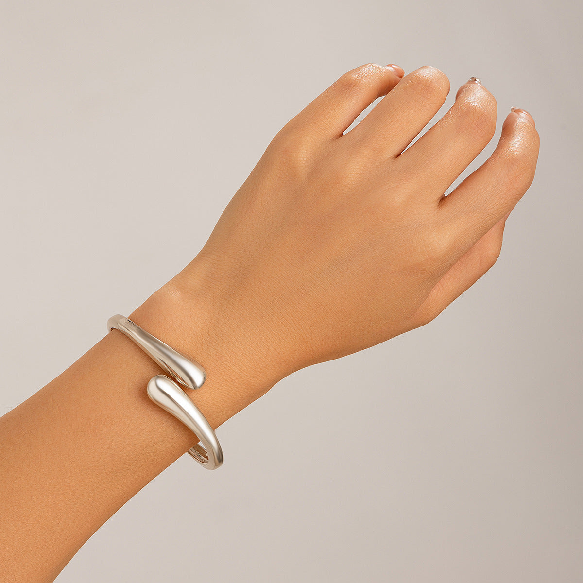Collier ras-de-cou simple, bracelet ouvert, surface brillante en métal géométrique
