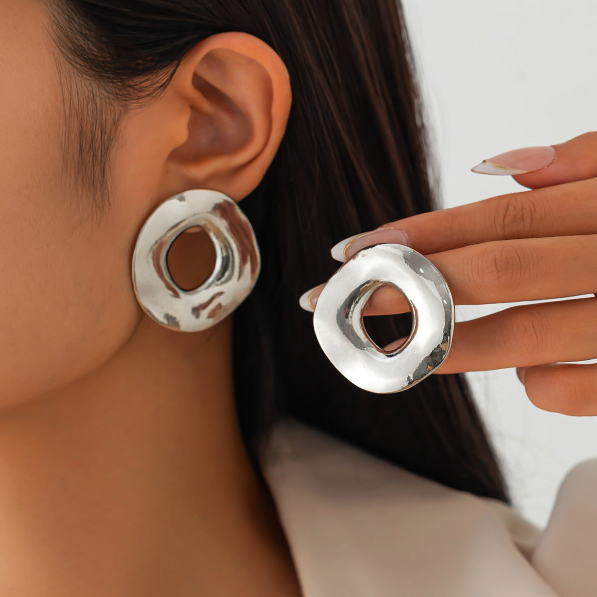 Boucles d'oreilles brillantes rondes irrégulières avec personnalité en géométrie creuse
