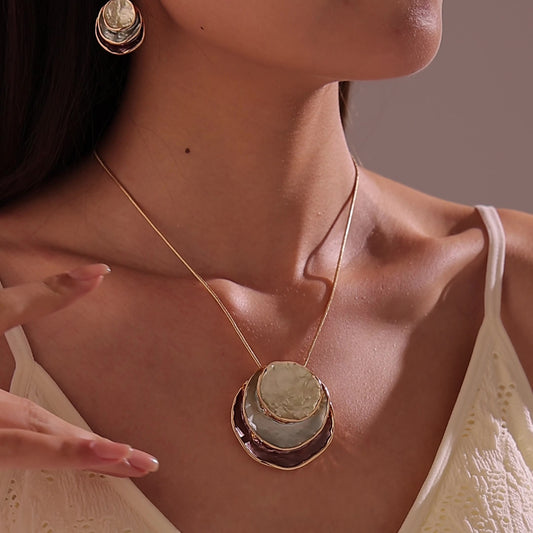 Conjunto de pendientes y collar con colgante hueco de tres capas de aceite de color