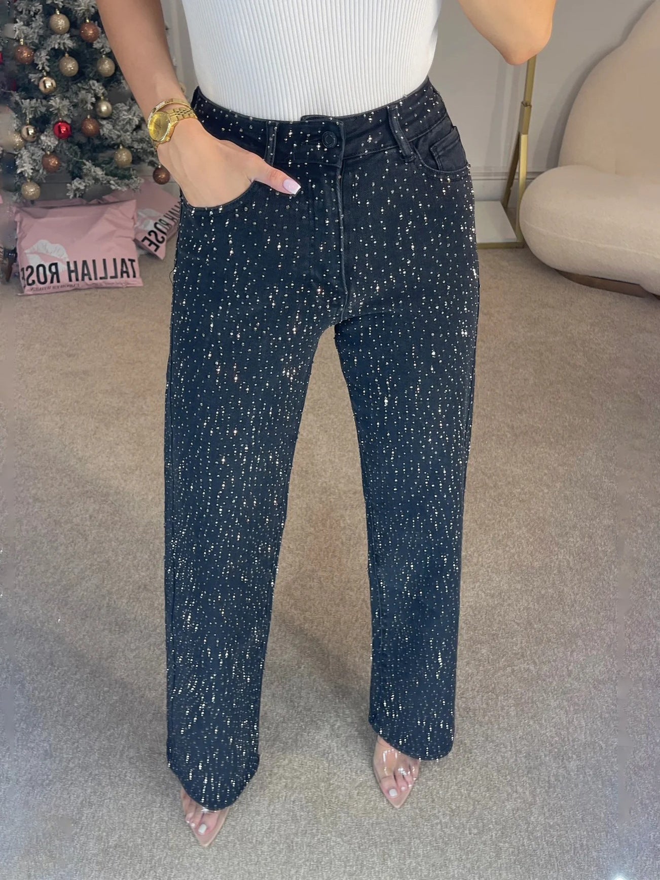 Chica atractiva con pantalones de pierna recta de talle alto