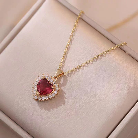 Collar Corazón de Rubí con Microincrustaciones de Moda