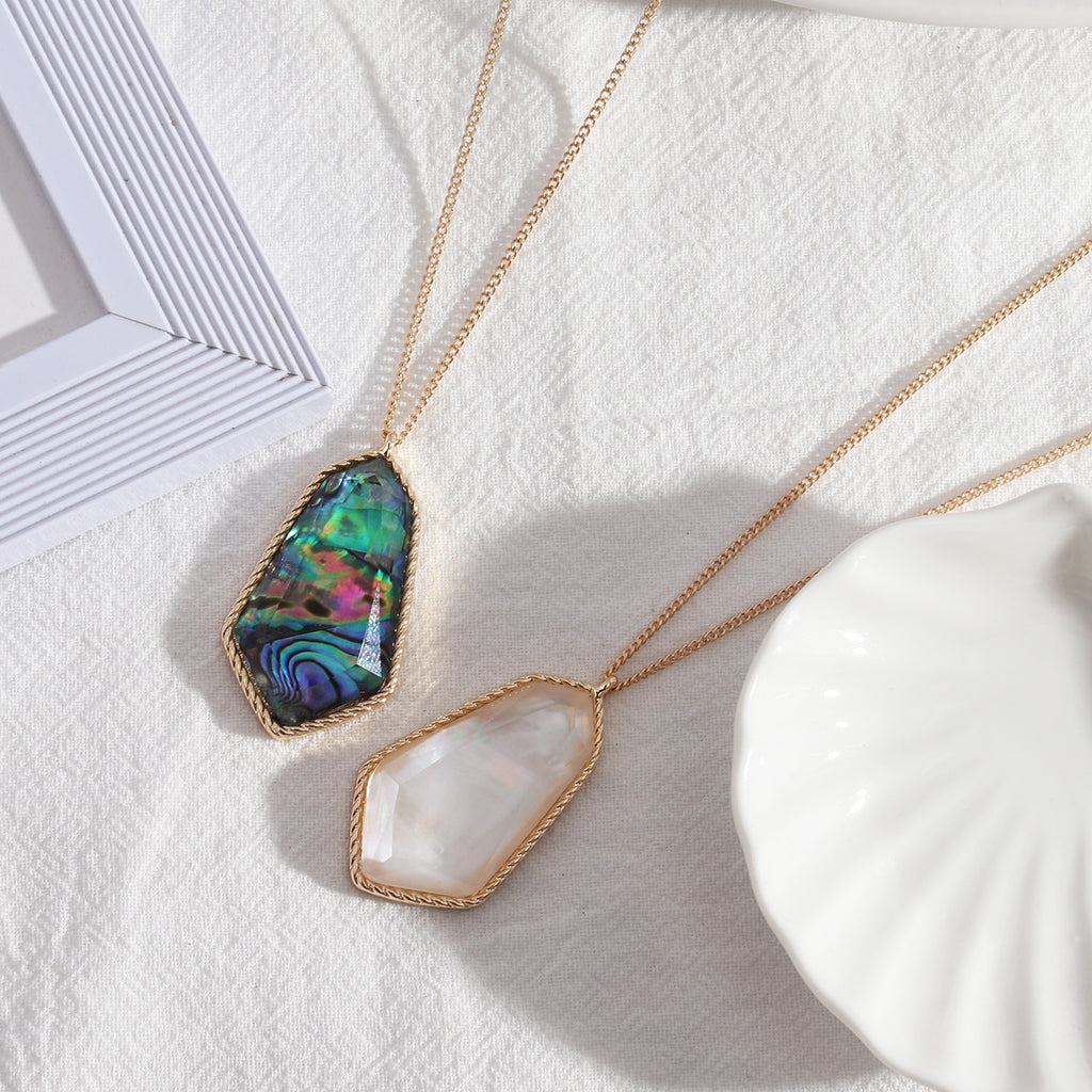 Collier en résine à longues facettes et coquille d'ormeau
