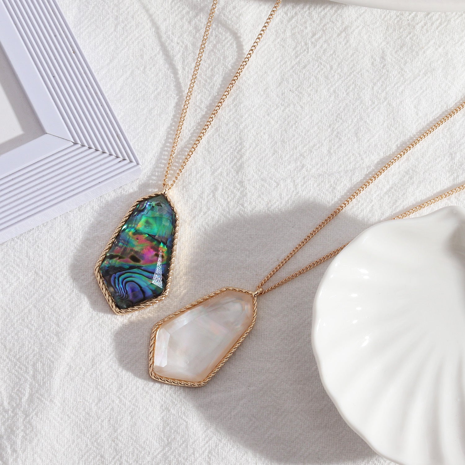 Collier en résine à longues facettes et coquille d'ormeau