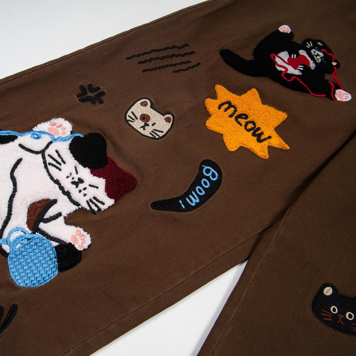 Vaqueros bordados de gato