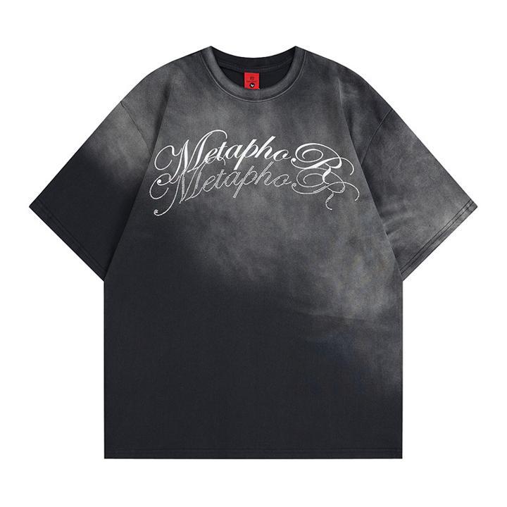 Camiseta de manga corta con estampado de letras en caliente y teñido en aerosol