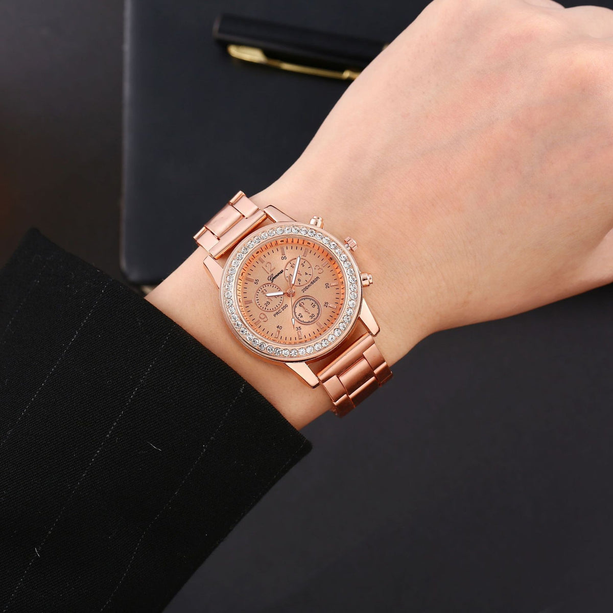 Montre à quartz dorée Genève à bracelet en acier