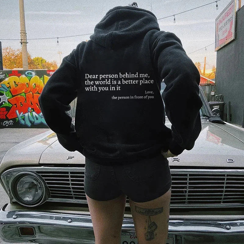 Querida persona detrás de mí, el mundo es un lugar mejor contigo en él, amor, la persona frente a ti. Sudadera con capucha unisex con estampado de letras de felpa y bolsillo tipo canguro con cordón ajustable.
