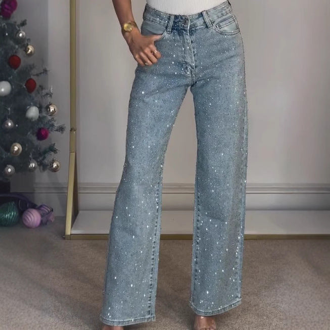 Belle femme avec un pantalon droit taille haute