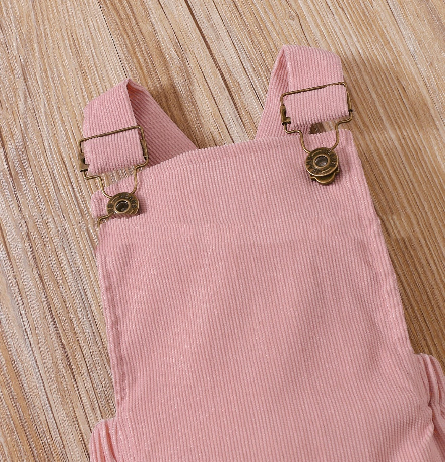 Traje de camiseta lisa con raya hundida y pantalón con tirantes