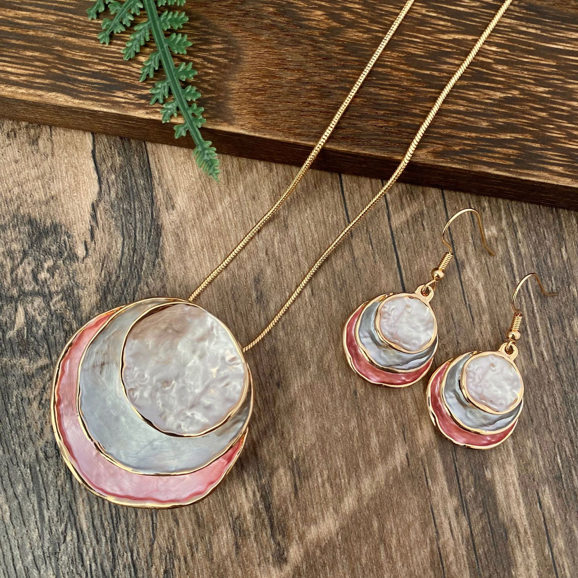 Conjunto de pendientes y collar con colgante hueco de tres capas de aceite de color