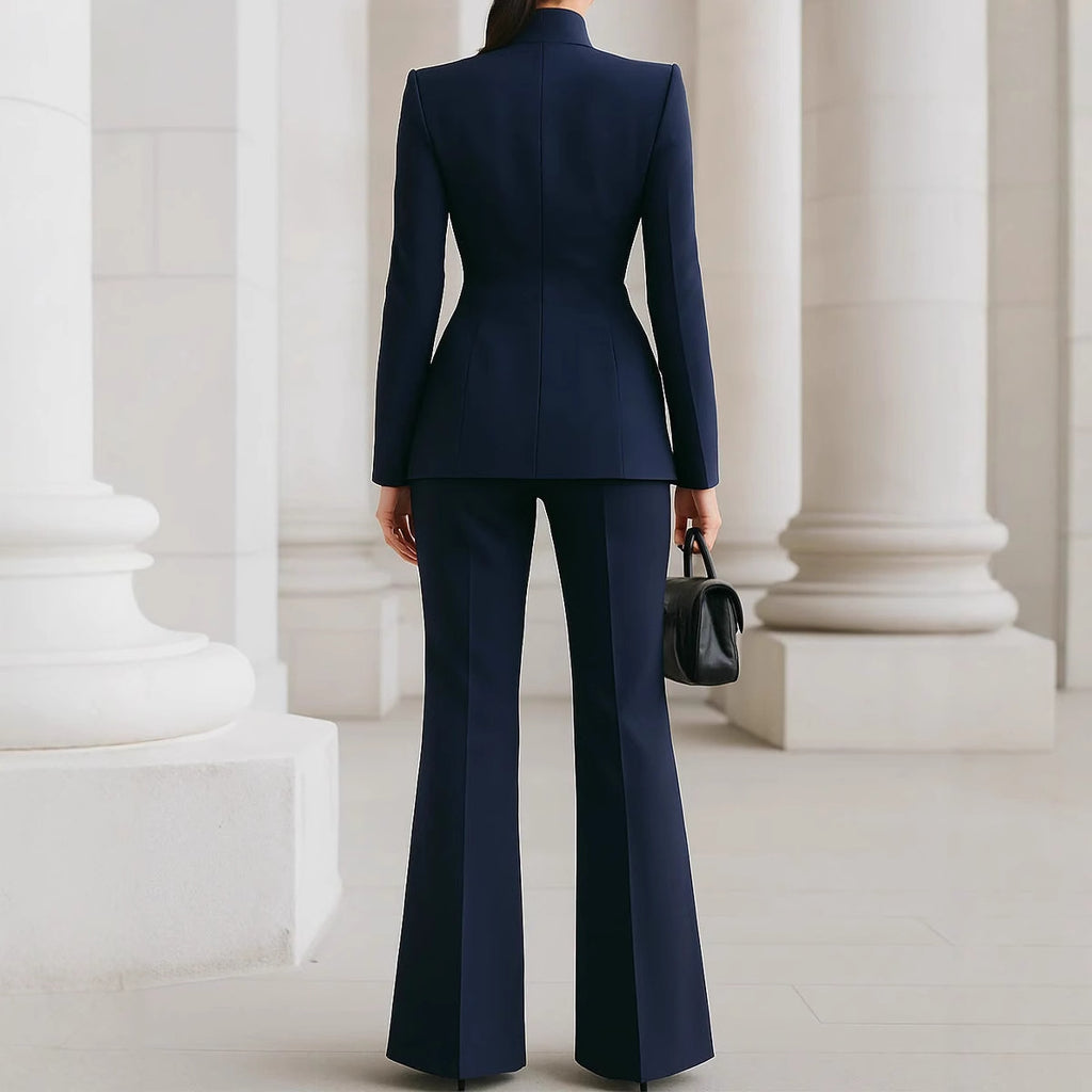 Traje de dos piezas de pantalón con saco pequeño de un botón, color sólido y manga larga.
