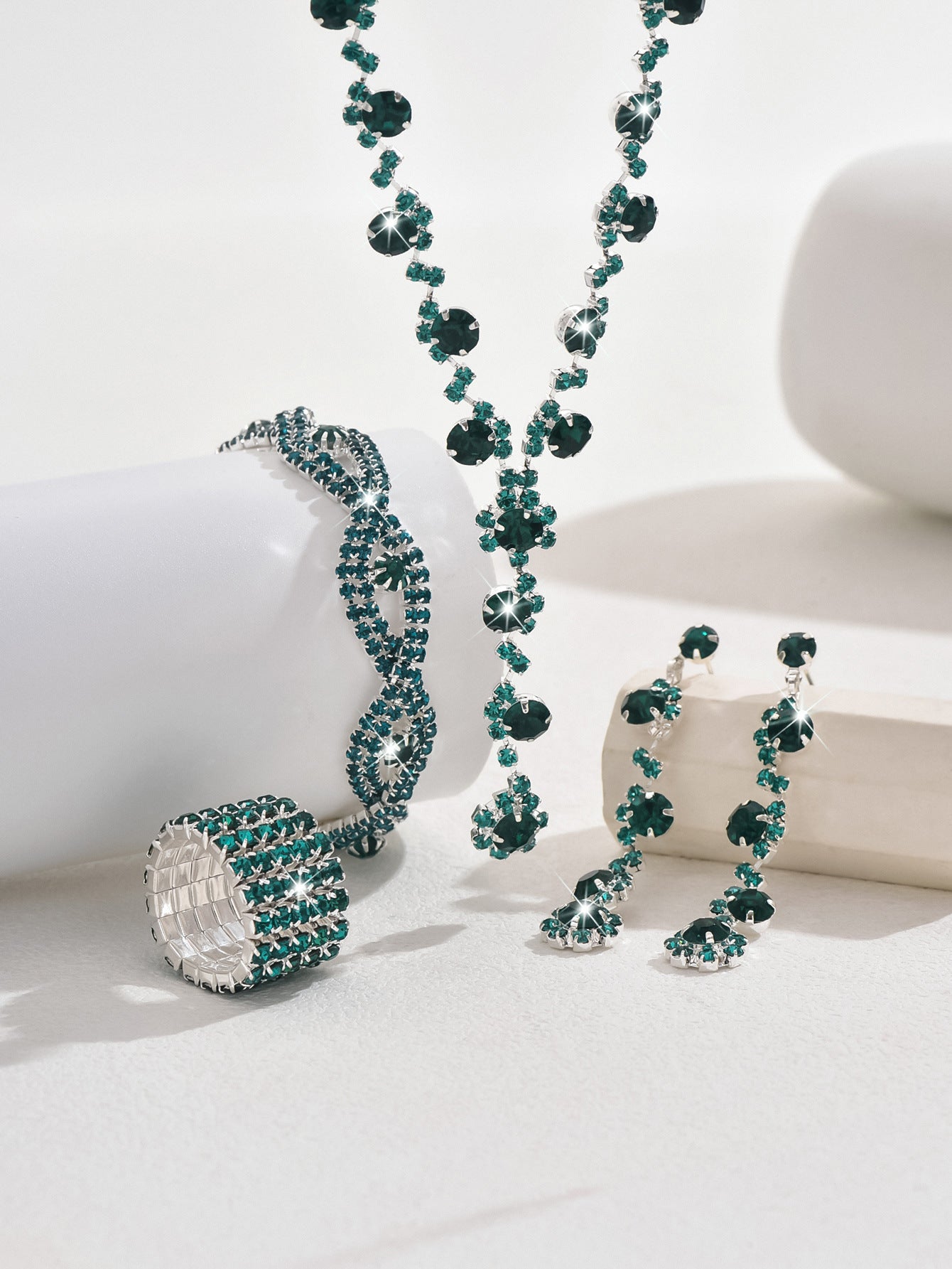 Collier en cristal, boucles d'oreilles et bracelet tendance