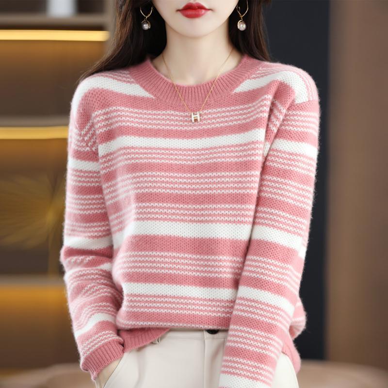 Haut en maille rayé polyvalent à col rond et coupe ample, idéal pour l'automne-hiver et parfait comme sous-vêtement.