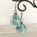 Pendientes de espiral de cristal reciclado