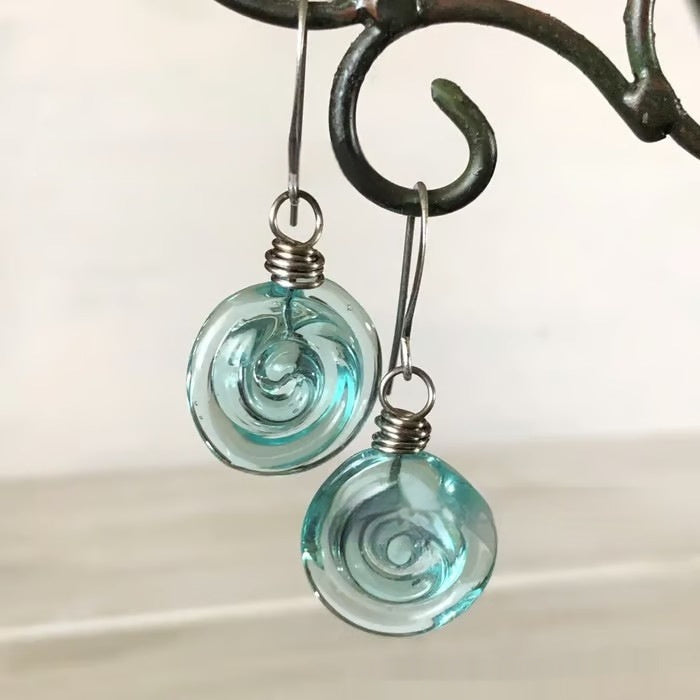 Boucles d'oreilles spirales en verre recyclé