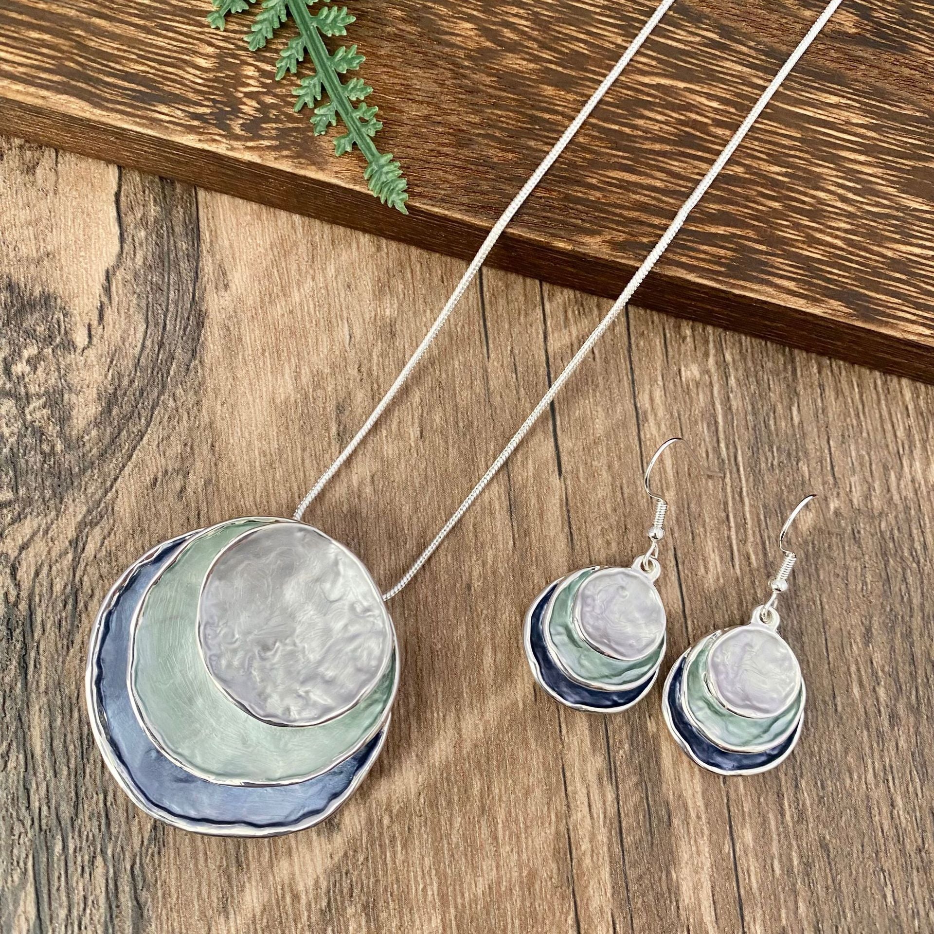 Conjunto de pendientes y collar con colgante hueco de tres capas de aceite de color