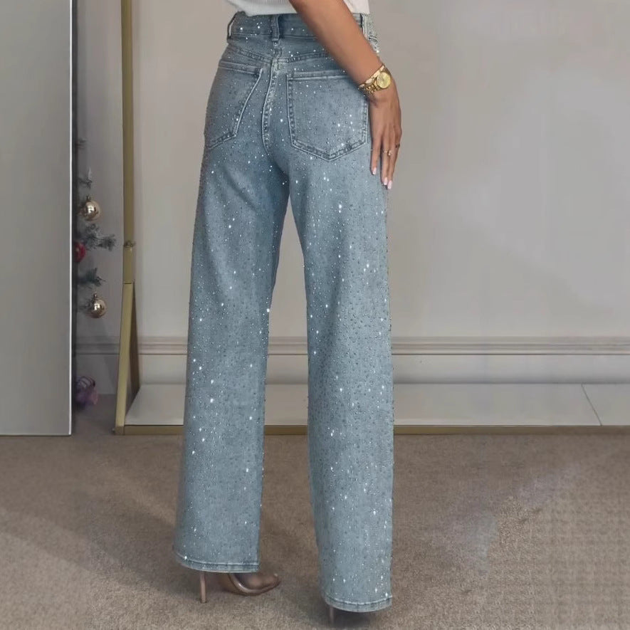 Belle femme avec un pantalon droit taille haute