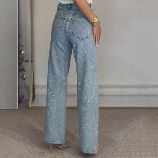 Chica atractiva con pantalones de pierna recta de talle alto