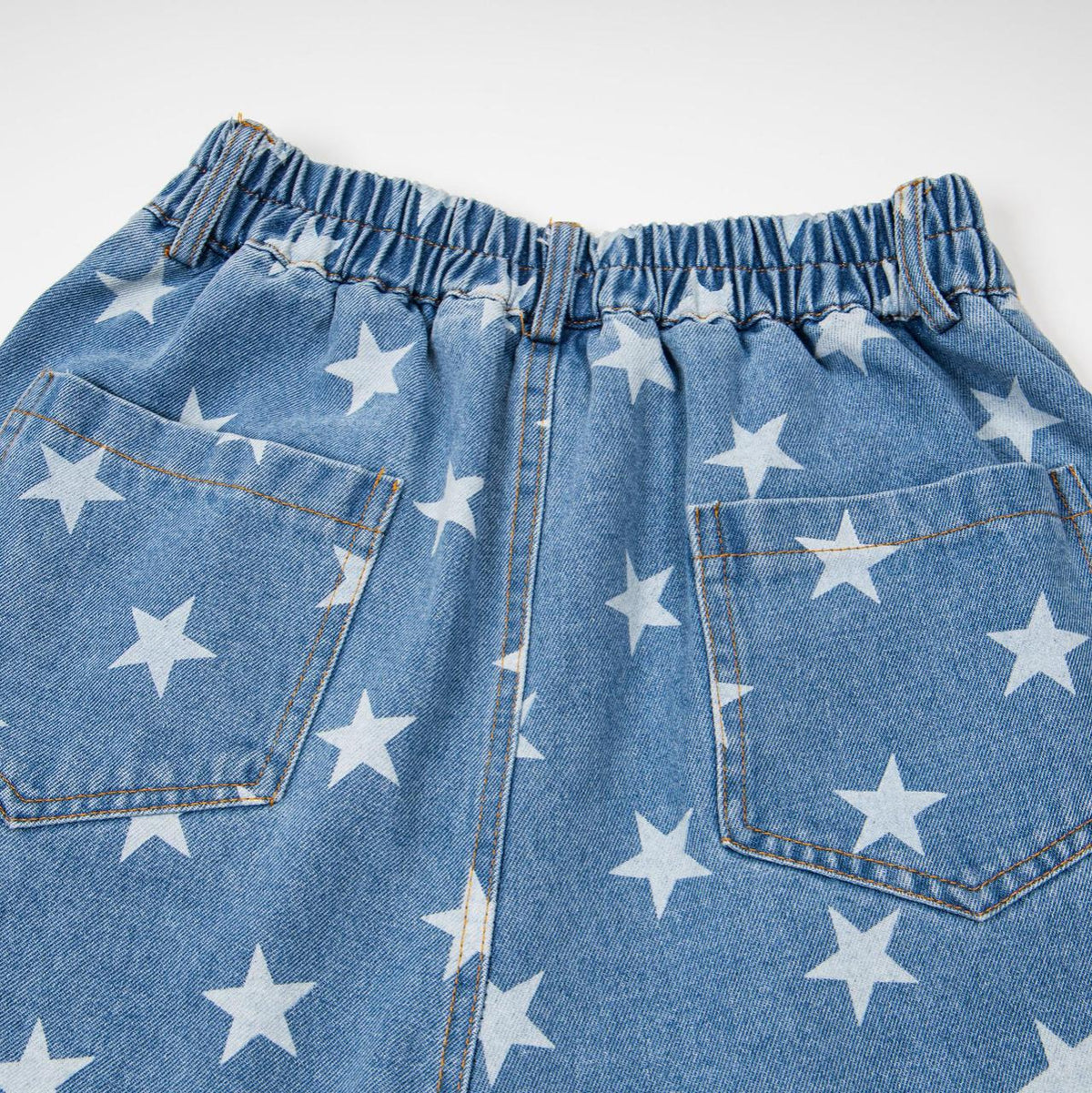 Chica estrella totalmente estampada con tejido bordado y jeans capri