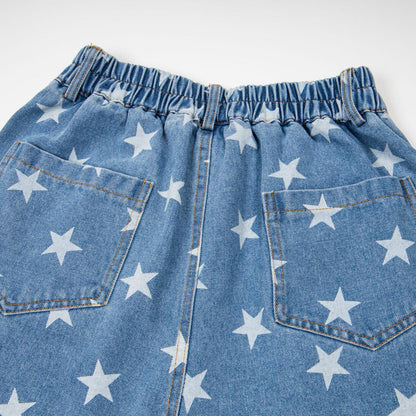Chica estrella totalmente estampada con tejido bordado y jeans capri