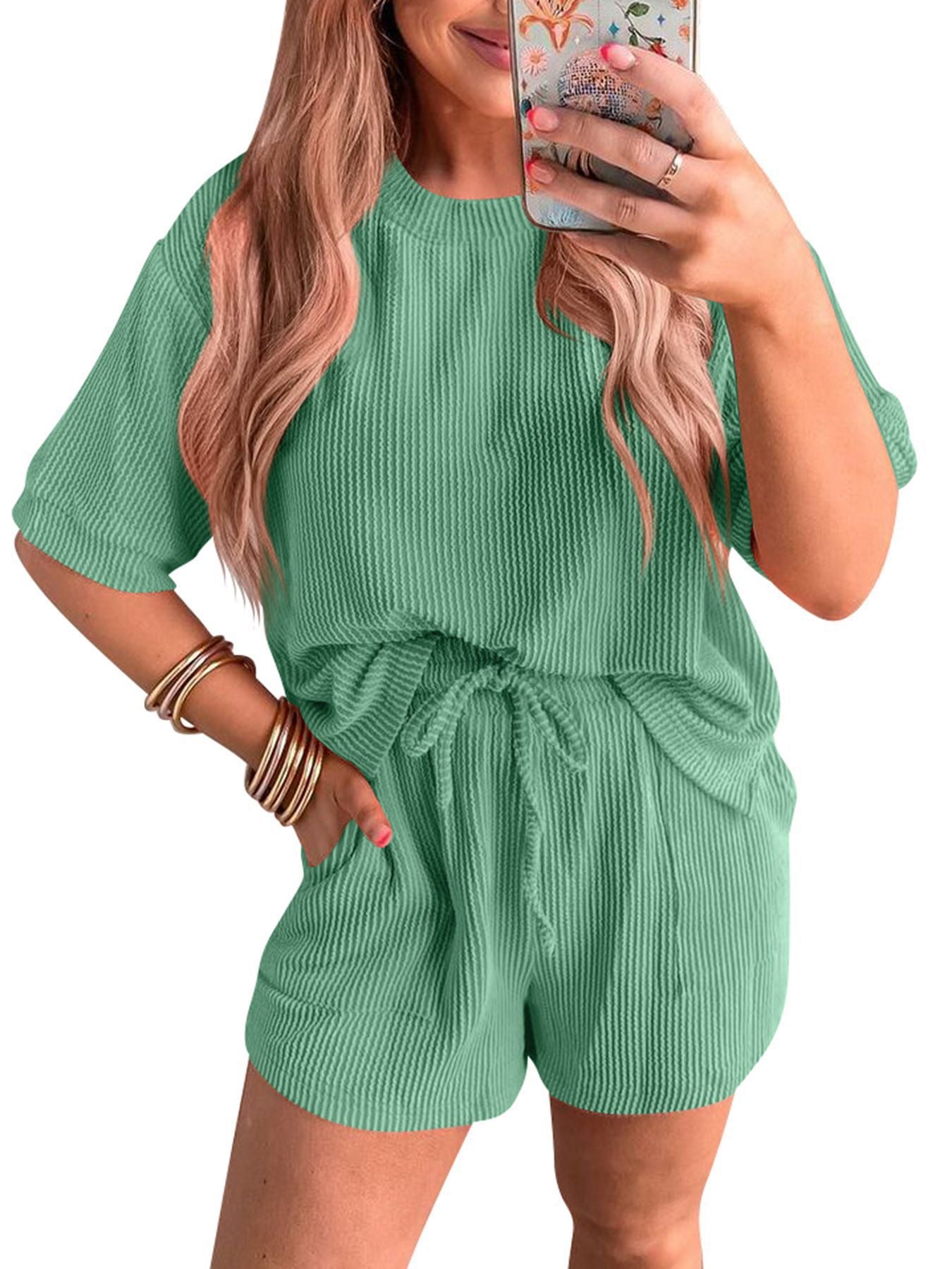 Ensemble deux pièces short taille élastique et haut col rond ondulé à manches courtes