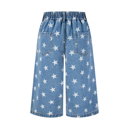 Chica estrella totalmente estampada con tejido bordado y jeans capri