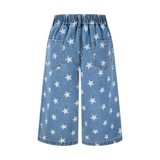Chica estrella totalmente estampada con tejido bordado y jeans capri