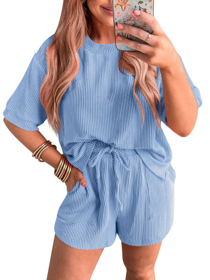 Ensemble deux pièces short taille élastique et haut col rond ondulé à manches courtes