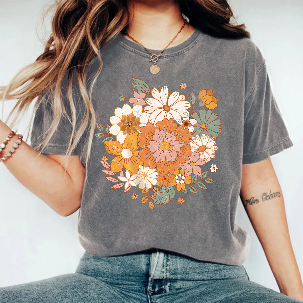 Camiseta lavada y usada con camiseta estampada