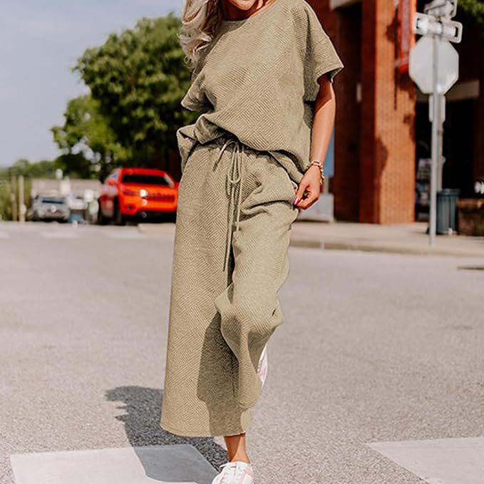 Conjunto de dos piezas de ropa de mujer informal con textura de color sólido, pantalones y manga corta