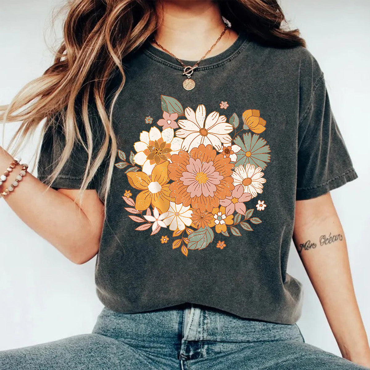 Camiseta lavada y usada con camiseta estampada