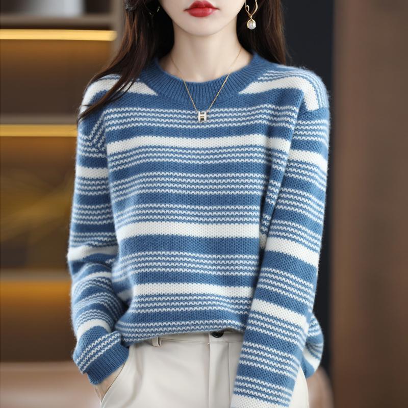 Haut en maille rayé polyvalent à col rond et coupe ample, idéal pour l'automne-hiver et parfait comme sous-vêtement.