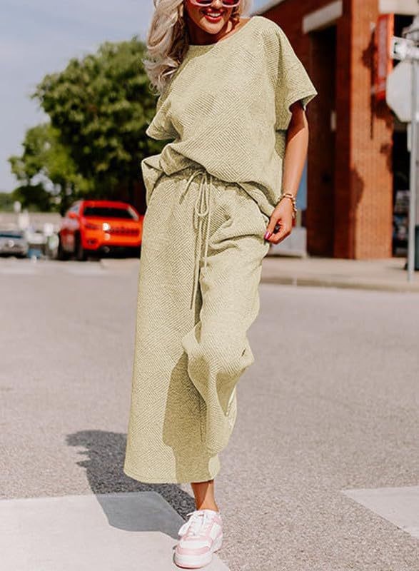 Conjunto de dos piezas de ropa de mujer informal con textura de color sólido, pantalones y manga corta