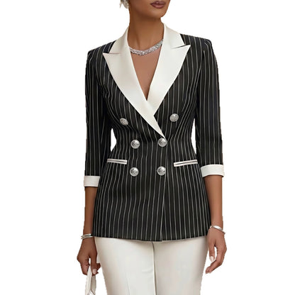 llamativa chaqueta de traje cruzada.