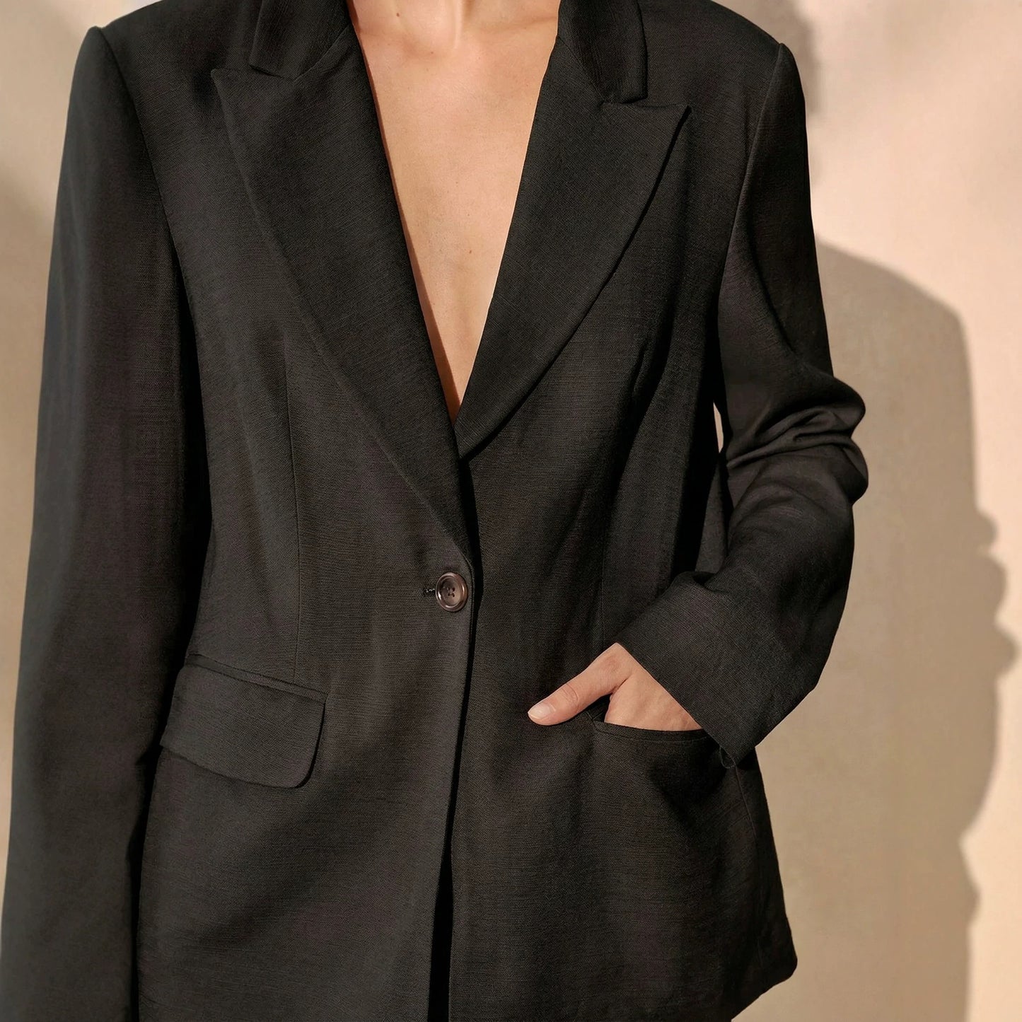 Élevez votre garde-robe avec cette veste de costume noire sophistiquée