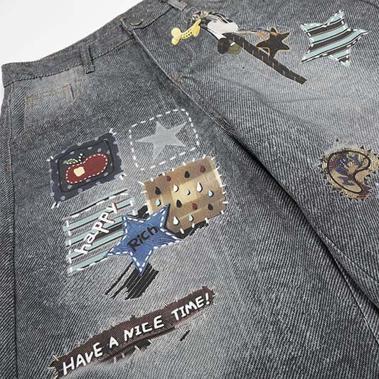 Shorts en jean délavé à motif imprimé