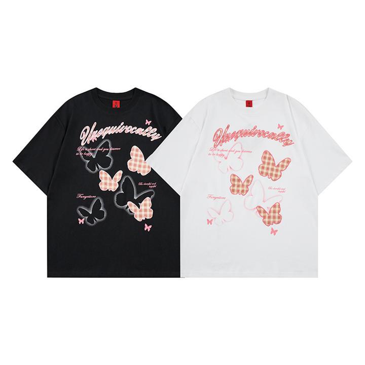 Camiseta de manga corta bordada con parche de mariposa