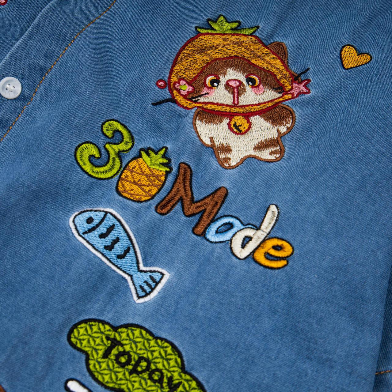 Camisa de mezclilla con contraste y bordado de gato piña