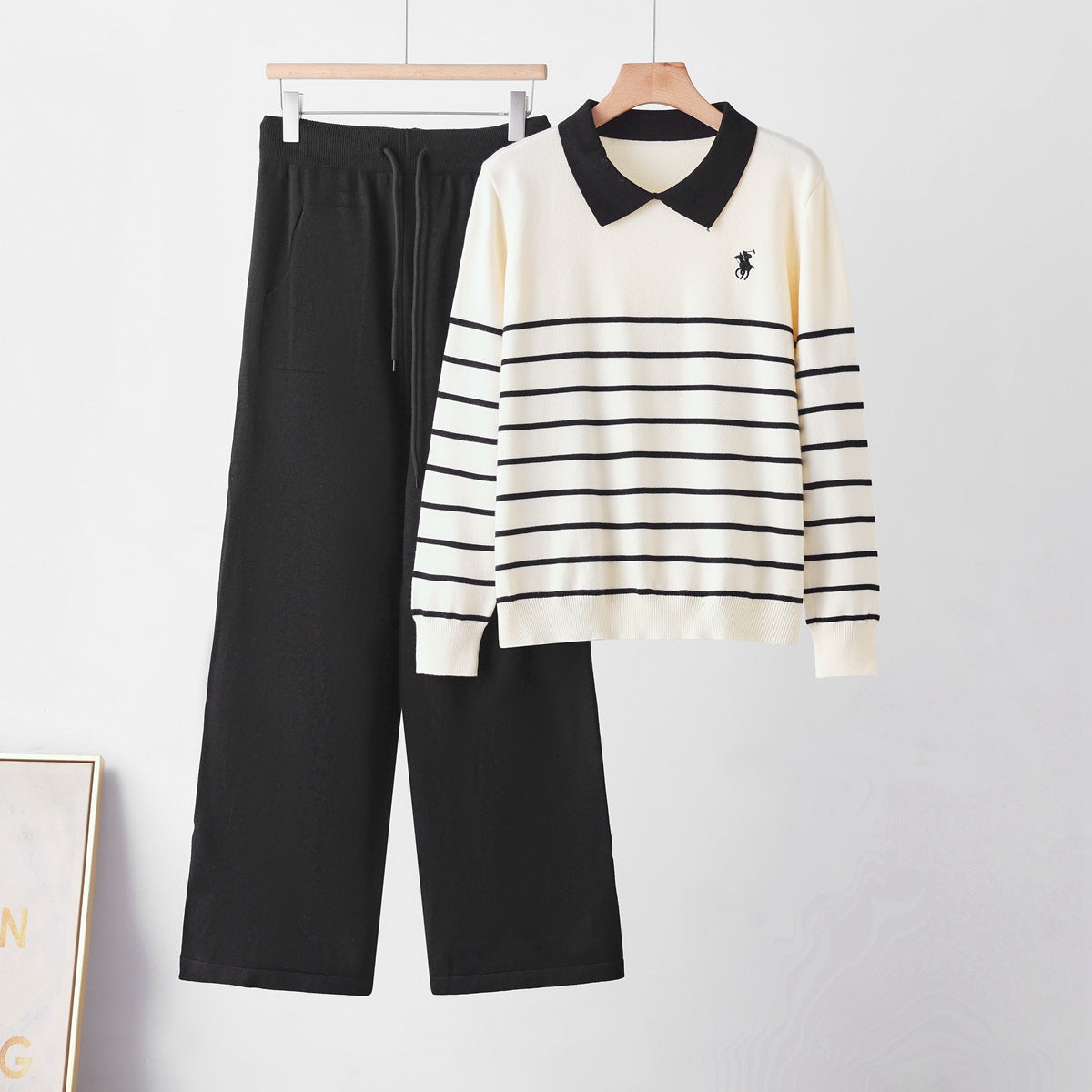 Ensemble en maille rayée à col rabattu élégant, pantalon ample à jambes larges pour femme