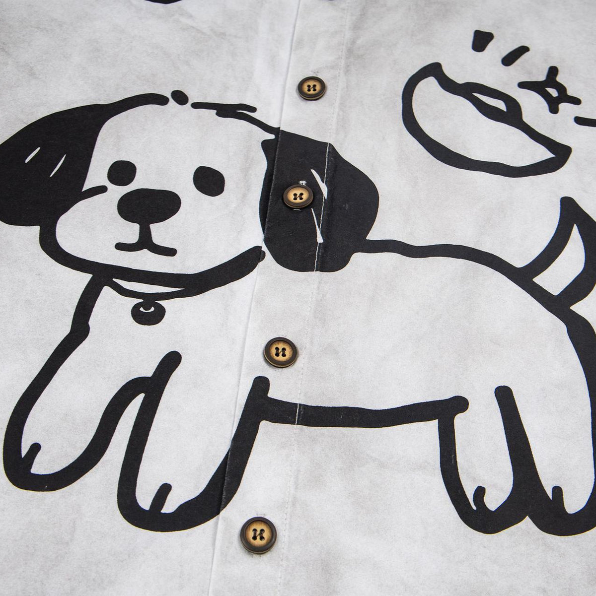 Perrito grafitero ensuciando camiseta vieja
