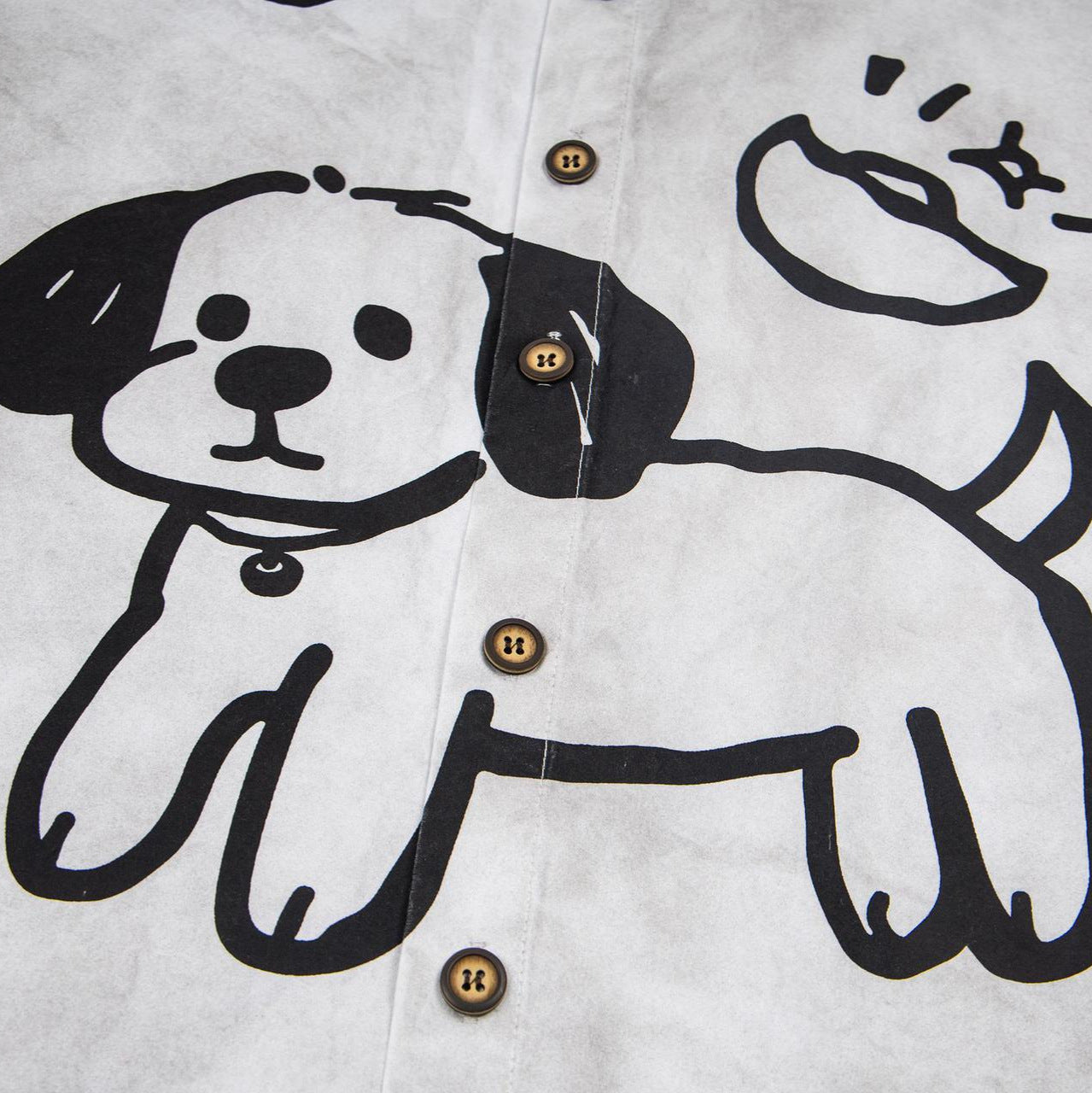 Chiot graffiti sale fabriquant une vieille chemise