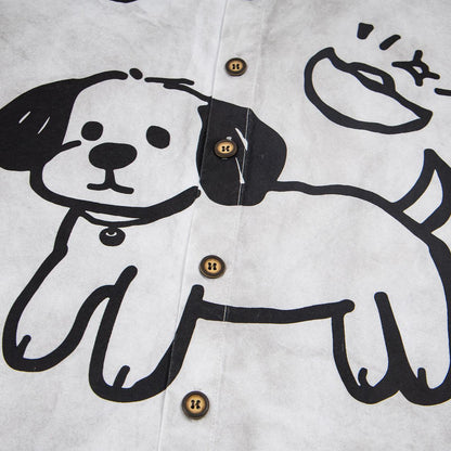 Perrito grafitero ensuciando camiseta vieja