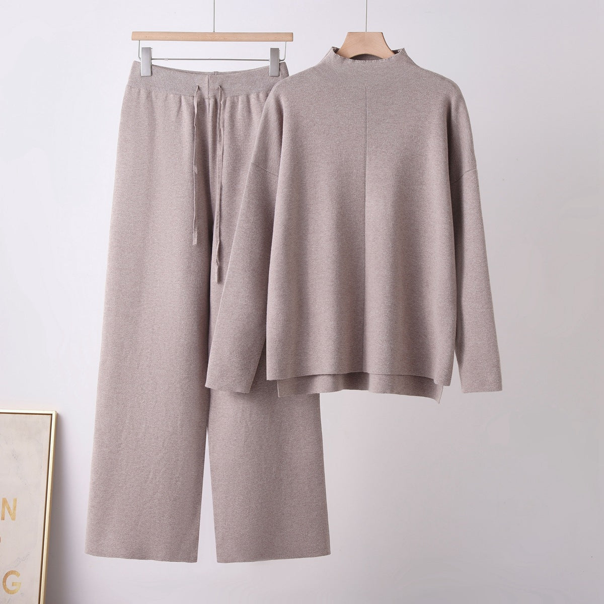 Sublimez votre style quotidien avec cet ensemble deux pièces polyvalent.