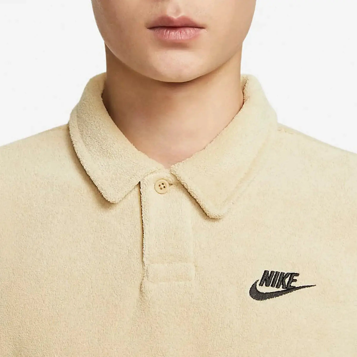 Nike men's polo shirt in beige towel-cloth fabric with short sleeves and Nike swoosh logo.