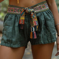 Shorts brodés esprit gipsy bordés de dentelle, vert naturel et élégance sans effort