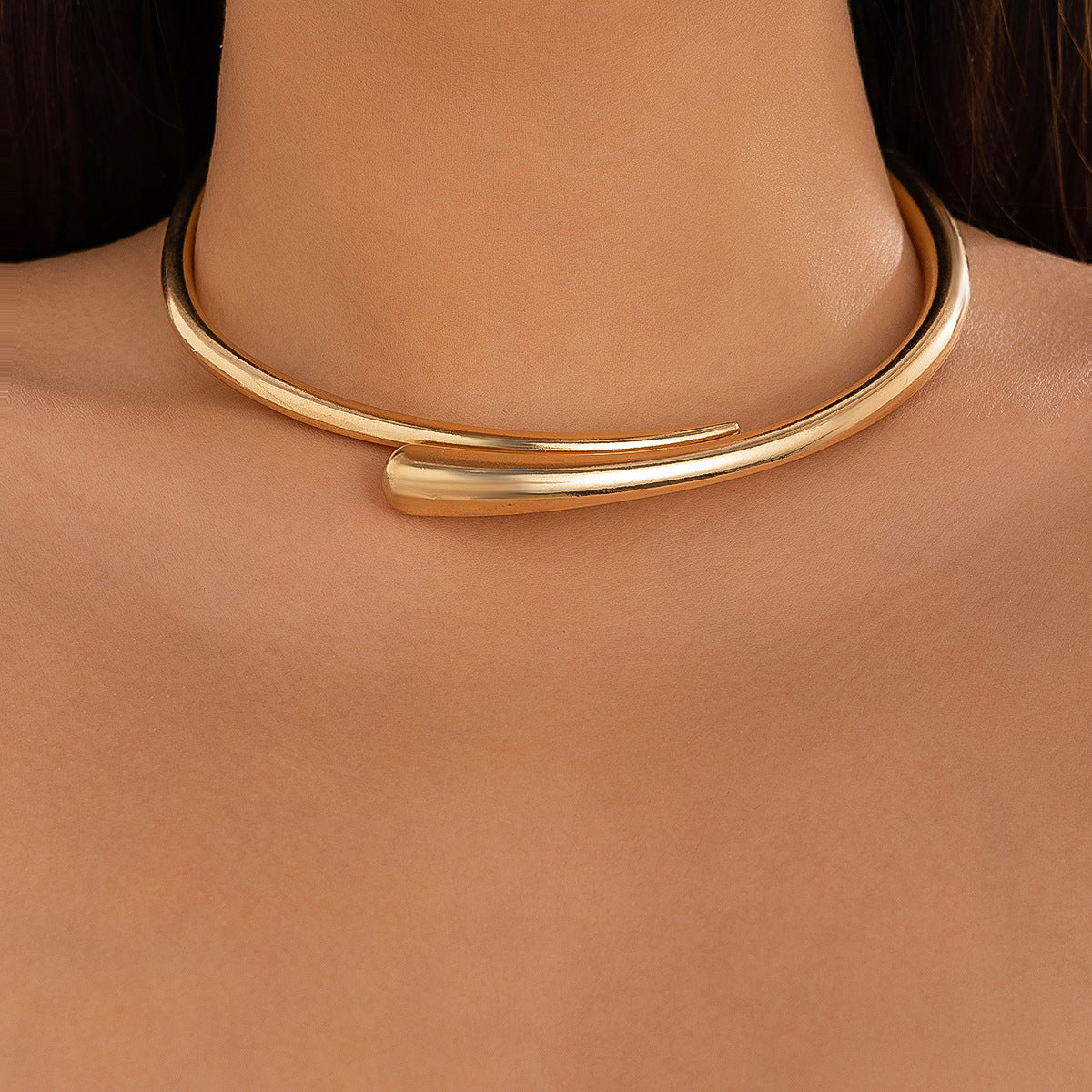 Collier ras-de-cou simple, bracelet ouvert, surface brillante en métal géométrique