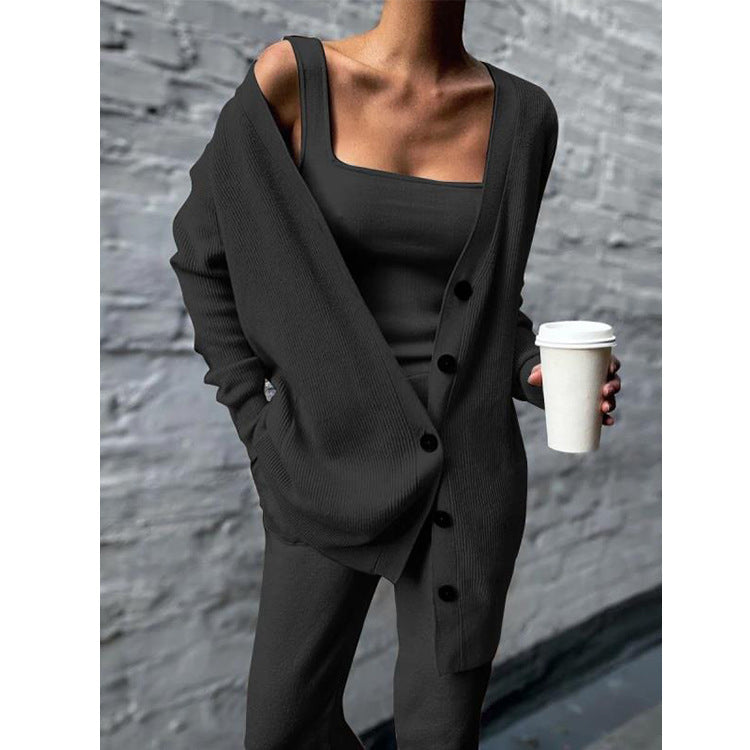 Ensemble tricoté trois pièces pour femme : manteau, gilet et pantalon