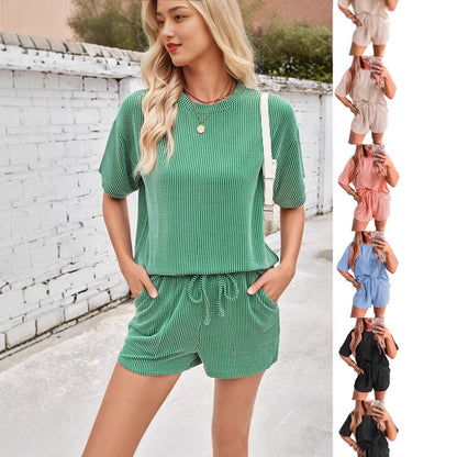 Ensemble deux pièces short taille élastique et haut col rond ondulé à manches courtes