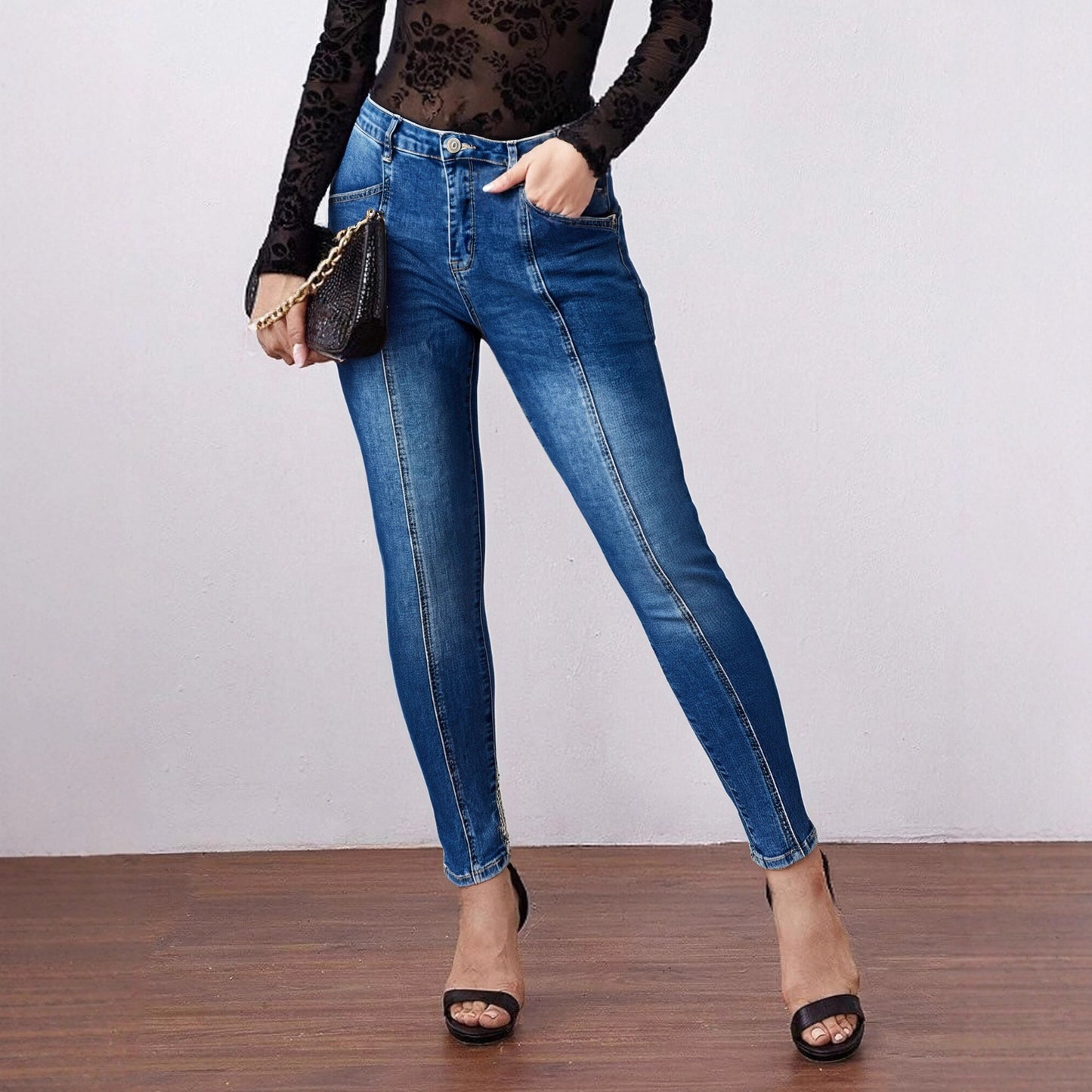 Jean en jean patchwork pour femme coupe ajustée avec coutures apparentes et confection tridimensionnelle
