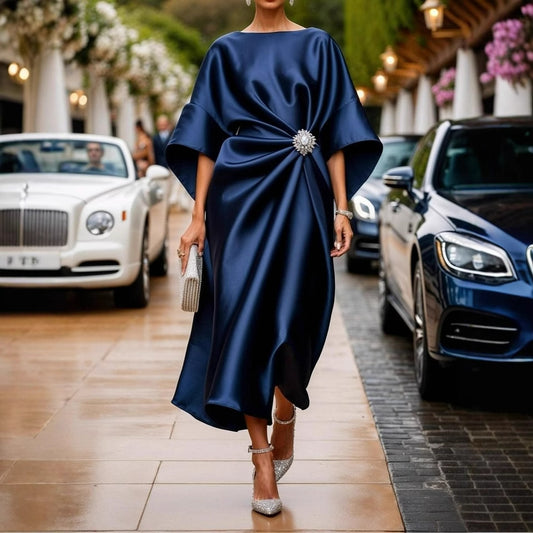 Élégante robe longue en satin pour femme avec décoration florale de perles, taille haute et jupe asymétrique, style navetteur.